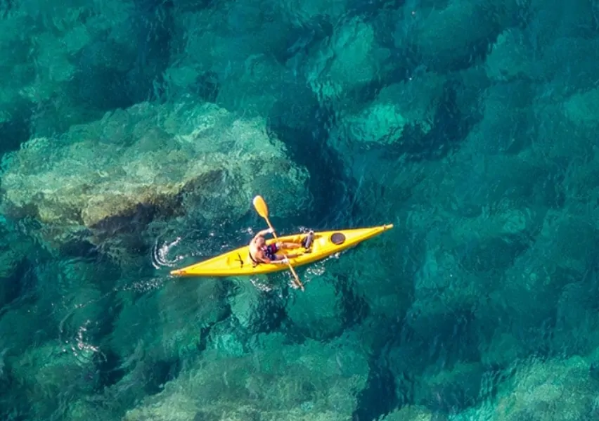 kayak_in_ocean